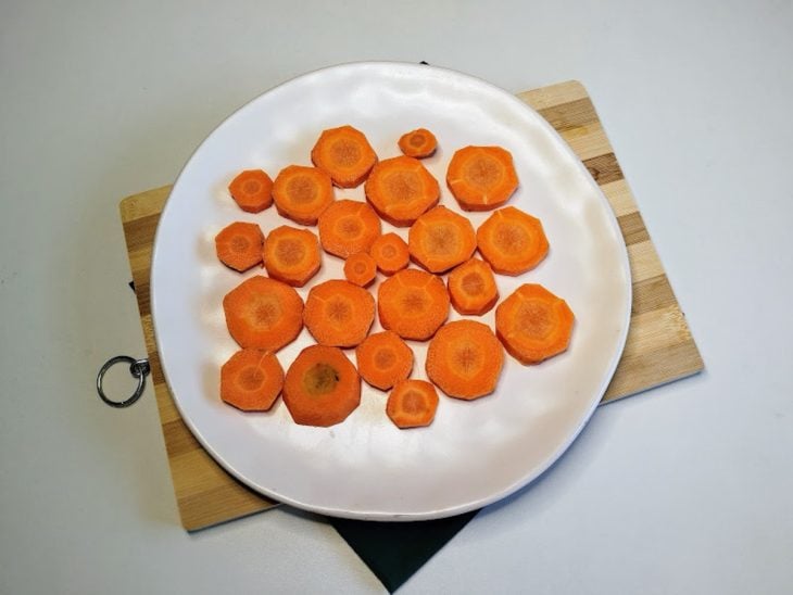 Um prato com cenouras picadas.