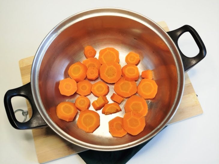 Uma panela com rodelas de cenoura cozidas.