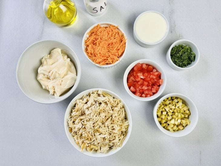 Ingredientes para a receita de patê de frango simples separados em uma bancada.