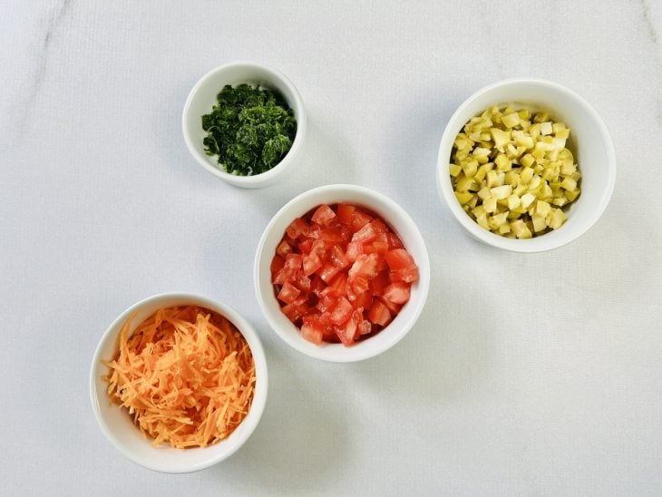 Ingredientes cortados e reservados em potinhos distintos.