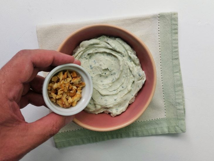 Um recipiente contendo patê de gorgonzola com cream cheese.