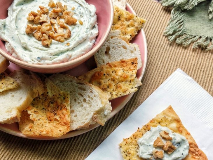 Um recipiente contendo patê de gorgonzola com cream cheese.