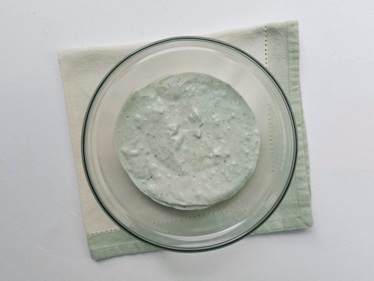 Um recipiente com a mistura de gorgonzola, azeite e creme de leite.