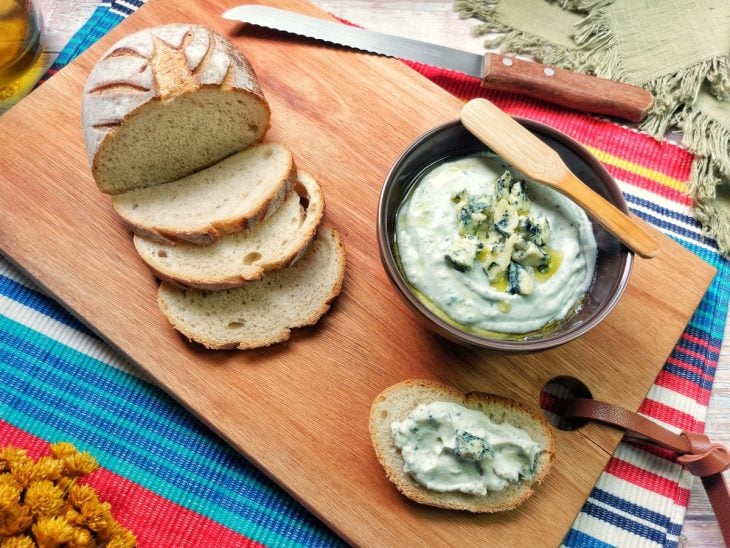 Torradas e um recipiente com patê de gorgonzola com creme de leite.