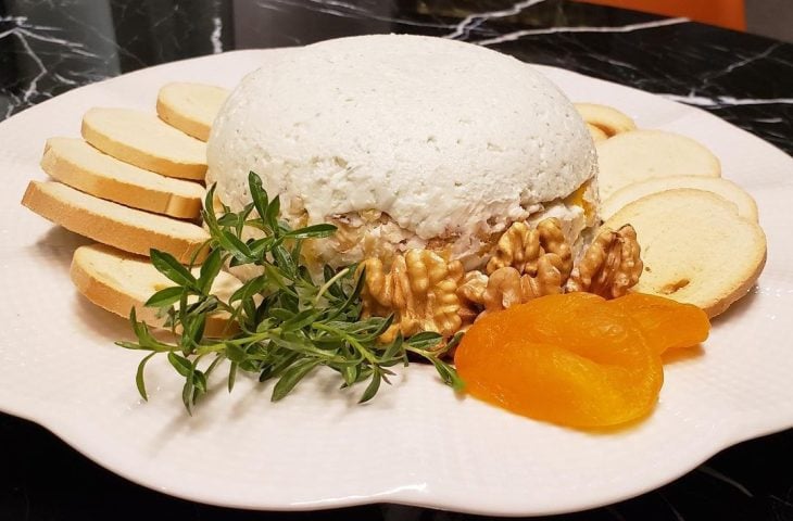 Patê de gorgonzola com nozes e damasco