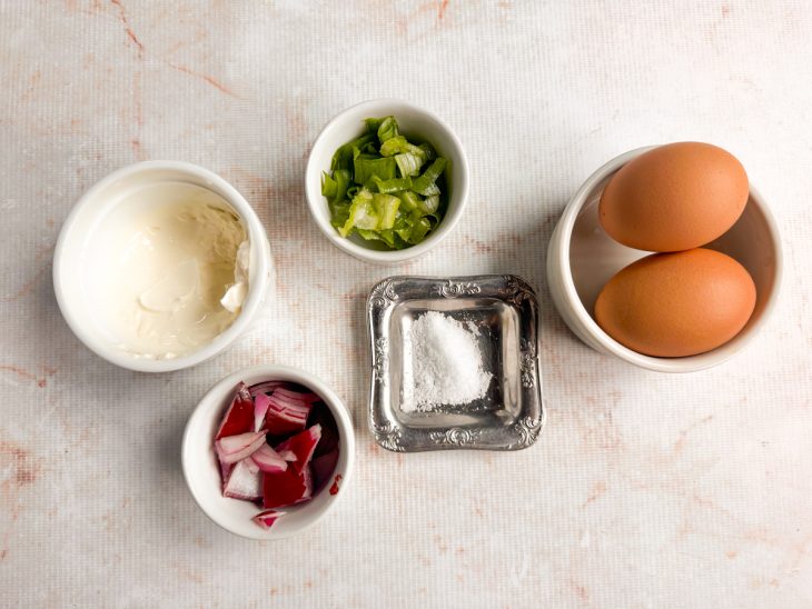 Ingredientes organizados sobre a bancada para o preparo do patê.