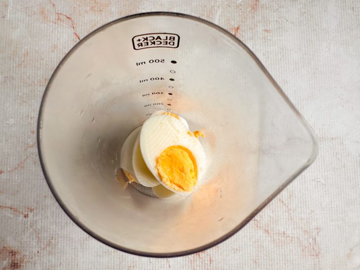 Ovos cozidos descascados e cortados ao meio.