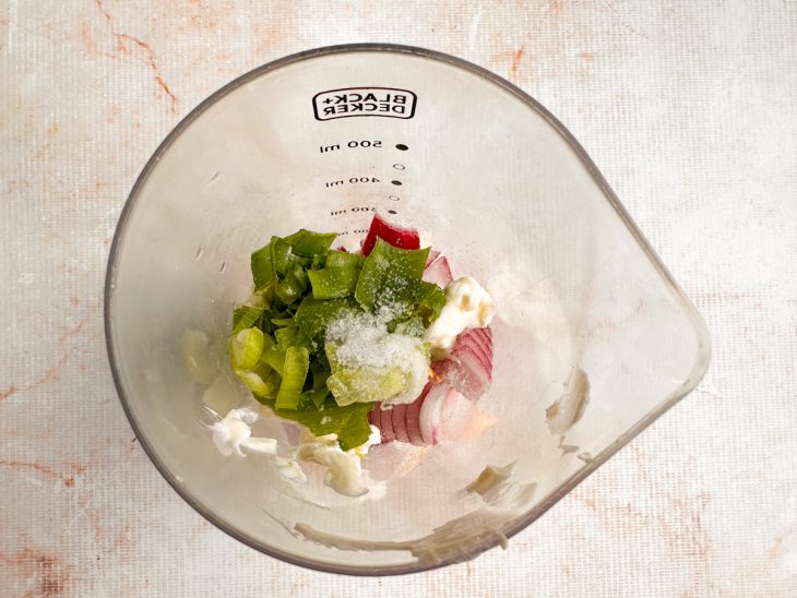 Ovos, cebola, creme de ricota, sal e cheiro-verde no copo do mixer.