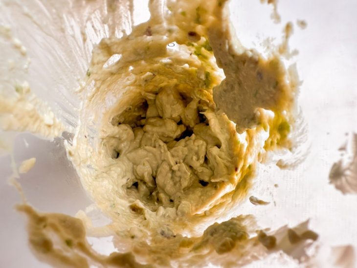 Mistura sendo batida até formar uma pasta cremosa e homogênea.