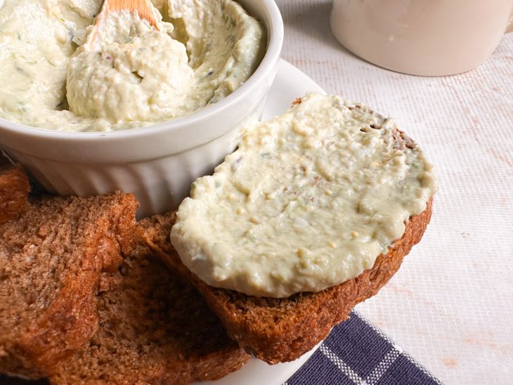 Patê de ovo cozido fit servido na torrada.