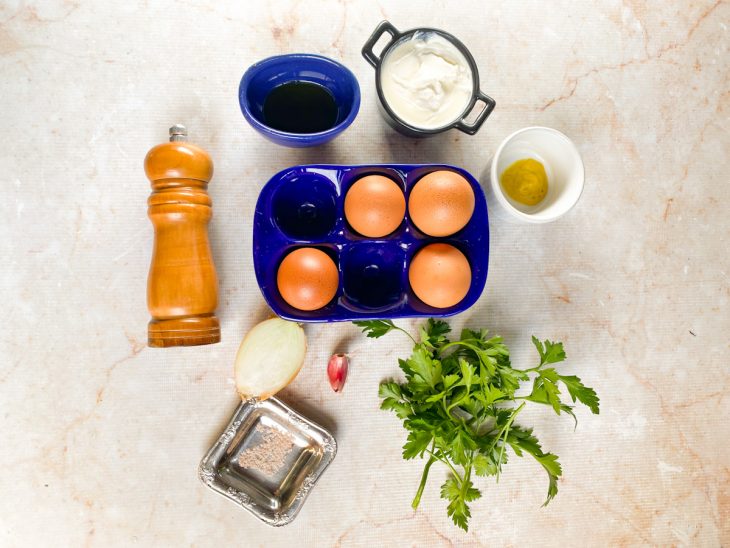 Ingredientes separados na bancada.