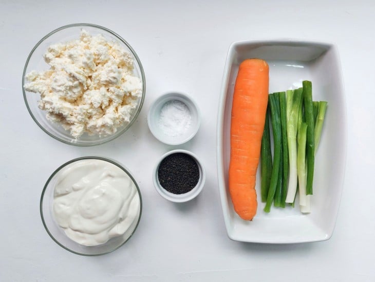 Uma bancada com os ingredientes separados do patê de ricota com cenoura.