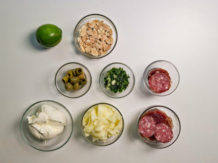 Ingredientes reunidos na bancada.