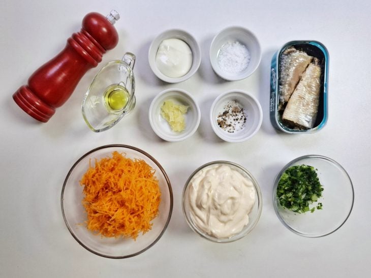 Uma bancada com os ingredientes da receita.