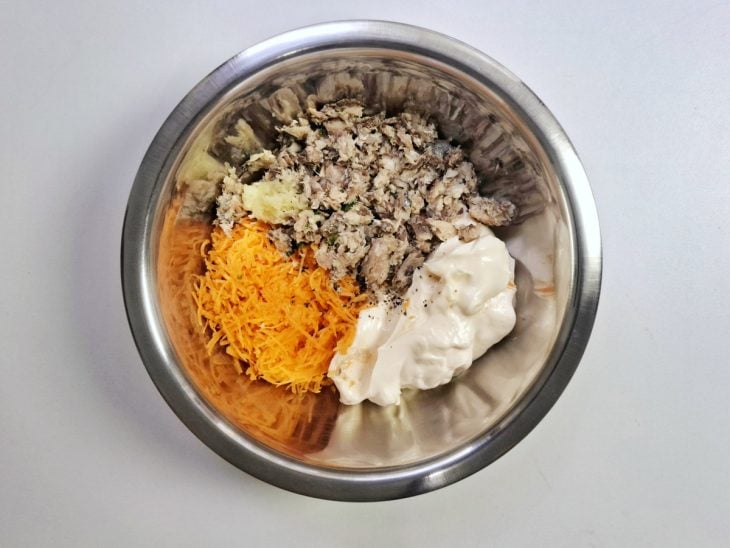Uma tigela com os ingredientes do patê.