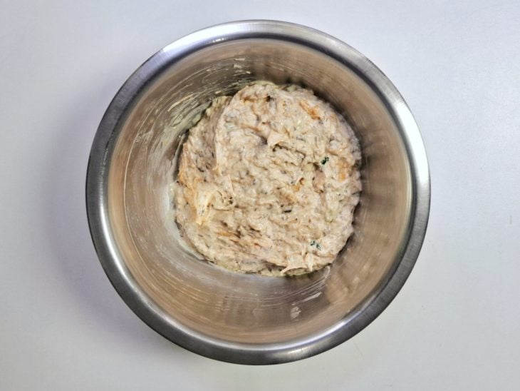Uma tigela com os ingredientes do patê misturados.