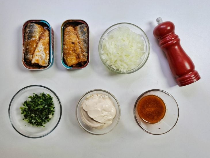 Ingredientes para a receita reunidos em uma bancada.