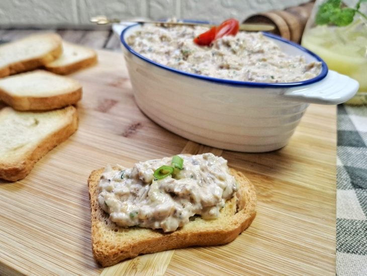 Patê de sardinha com maionese servido com torradas.
