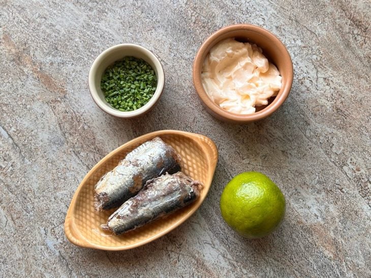 Ingredientes para a receita reunidos em uma bancada.