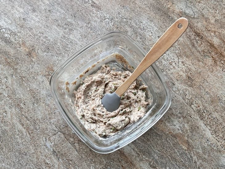 Ingredientes misturados na tigela de vidro.