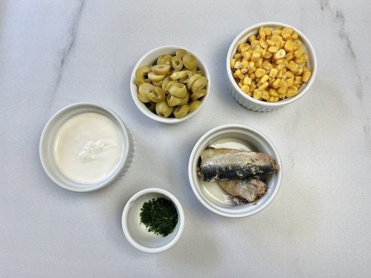 Ingredientes reunidos em uma bancada.