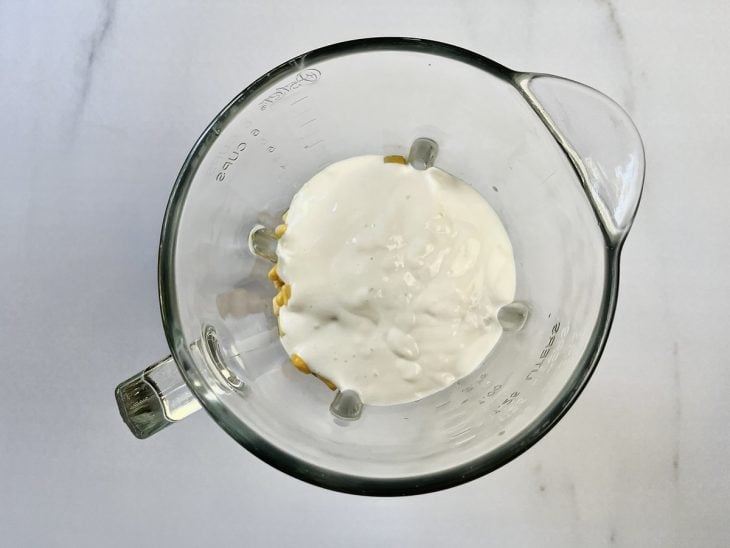 Azeitona, milho, creme de leite e cheiro-verde adicionados ao liquidificador.