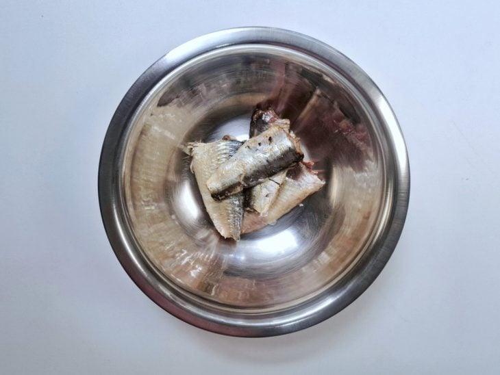 Sardinhas colocadas em uma tigela redonda.
