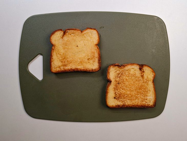 Pães tostados sobre uma tábua.