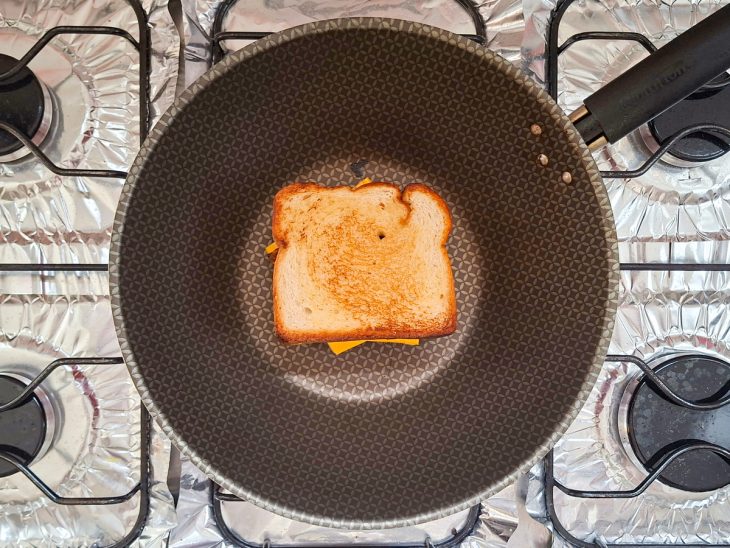 Patty melt tostado na frigideira.