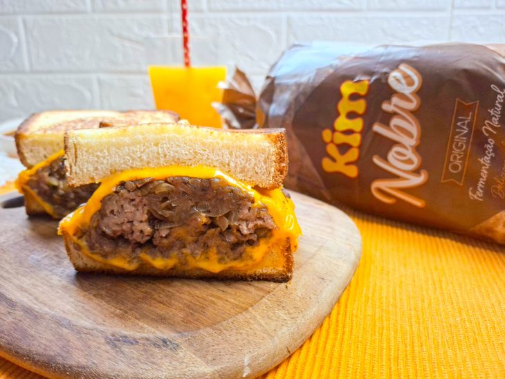 Patty melt pronto para consumo, cortado ao meio.