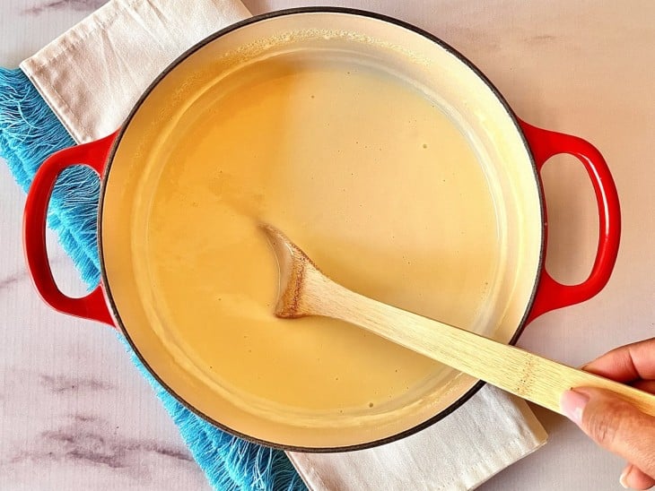 Uma panela contendo um creme branco.