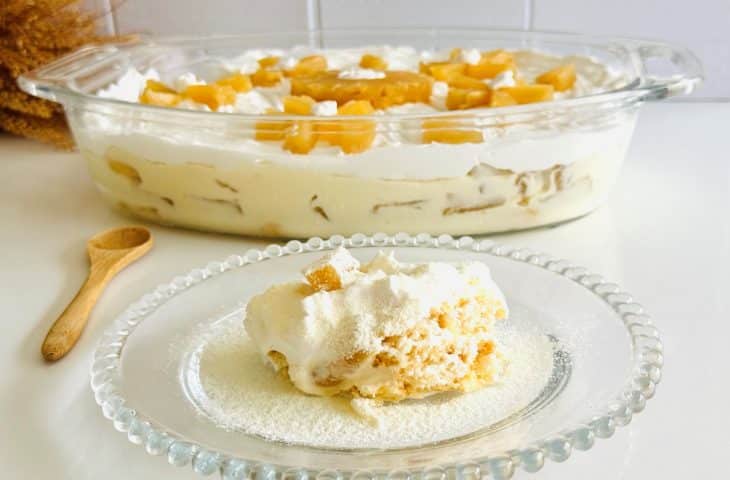 Pavê de abacaxi com biscoito champanhe
