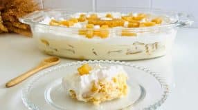 Pavê de abacaxi com biscoito champanhe