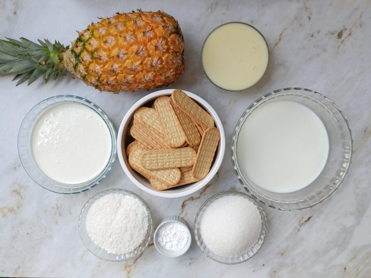 Ingredientes reunidos sobre a bancada.