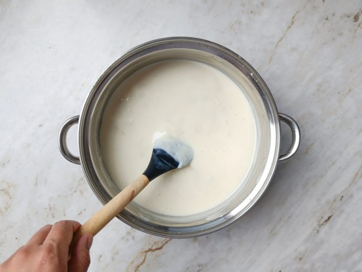 Creme sendo cozido até engrossar.