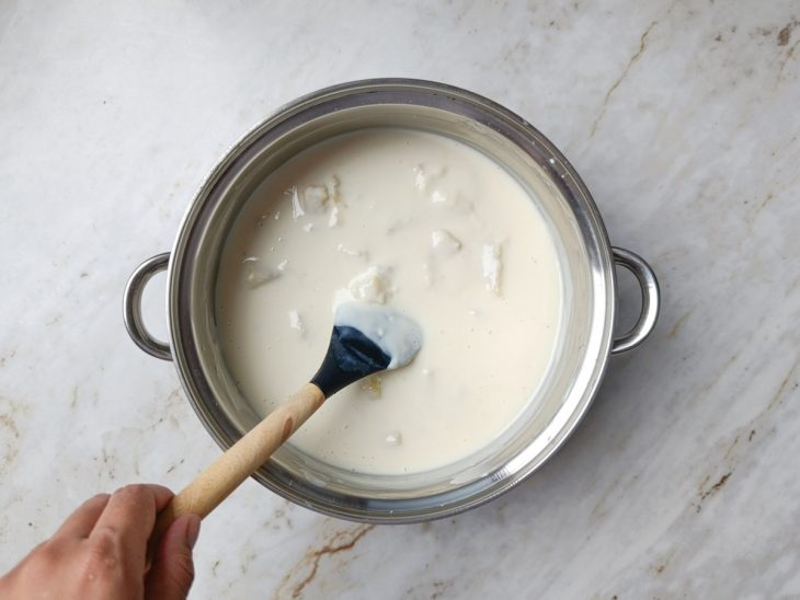 Creme sendo cozido até engrossar e formar bolhas.