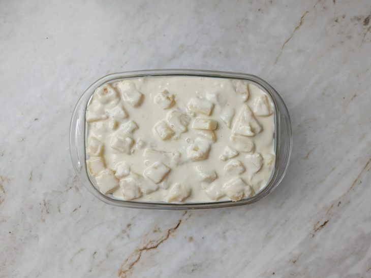 Abacaxi incorporado ao creme ainda quente.