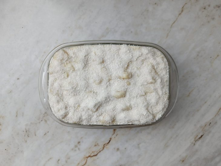 Superfície do pavê finalizada com coco ralado.