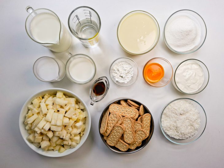 Ingredientes reunidos na bancada.