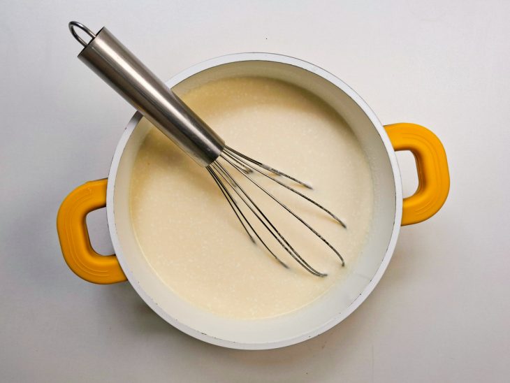 Na panela, mistura de leite, leite condensado e amido.