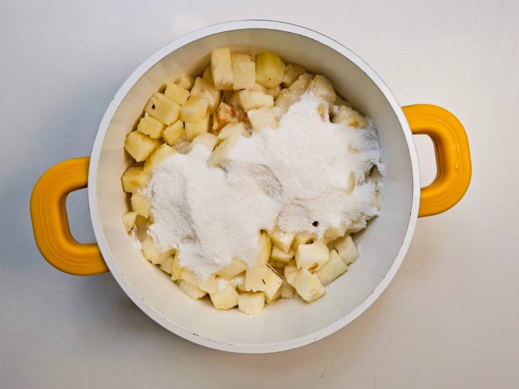 Abacaxi, água e açúcar na panela.