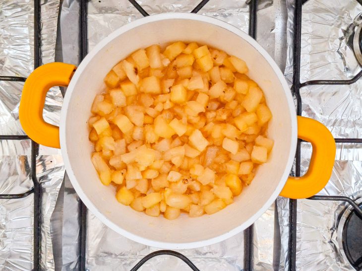 Abacaxi na panela após os minutos de fogo.