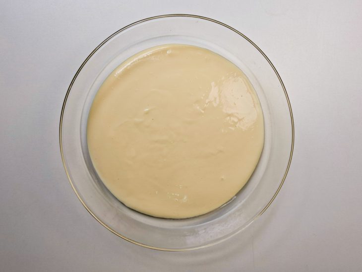 Travessa com o fundo de creme.