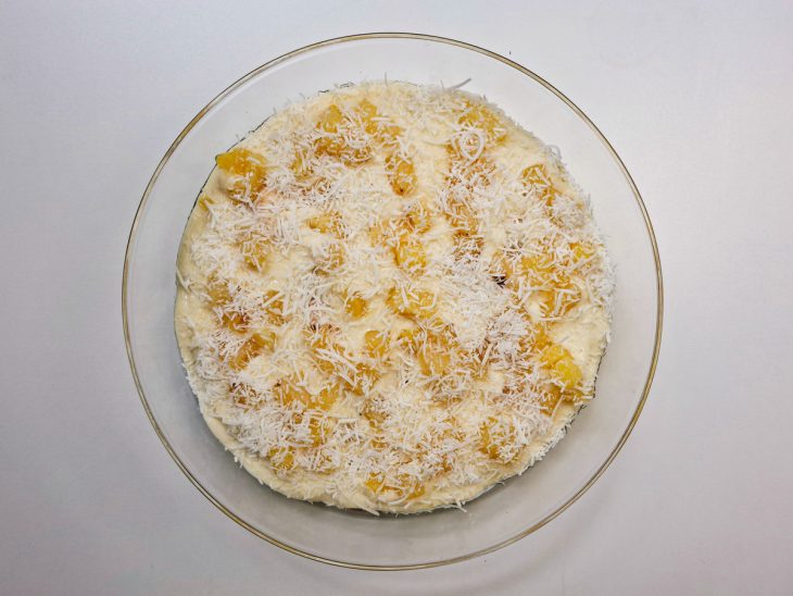 Mais uma camada feita, coco ralado adicionado.