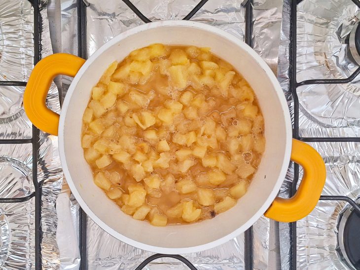 Abacaxi na panela com o açúcar.