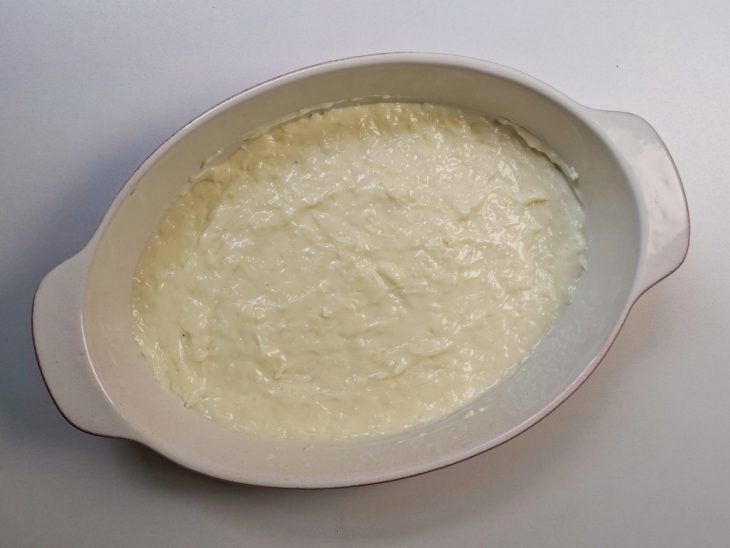 Camada do creme no fundo da travessa.