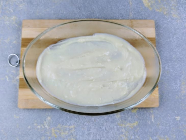 Creme espalhado no fundo do refratário.