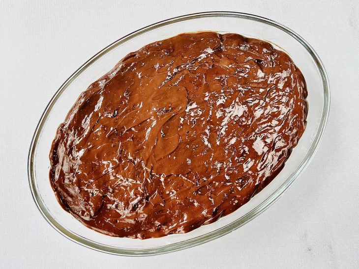 Camada de ganache adicionada a travessa.