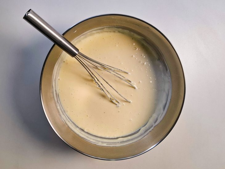 Creme branco reservado em uma tigela.