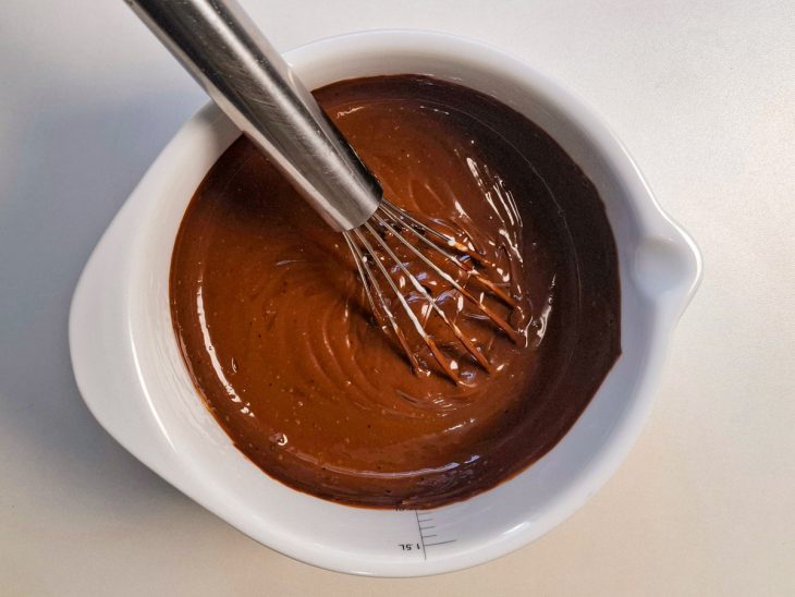 Ganache preparada em um recipiente redondo.